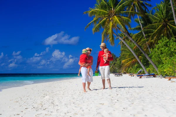 Famiglia con bambini che camminano sulla spiaggia di sabbia — Foto Stock