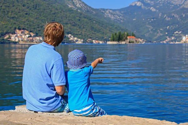 Père et petit fils en vacances en mer — Photo