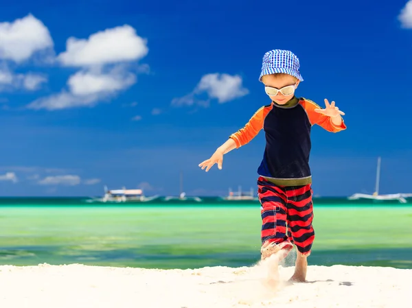 Mały chłopiec biegną na piaszczystej plaży — Zdjęcie stockowe