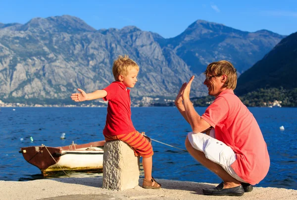 Pai e filho brincando em férias no mar — Fotografia de Stock