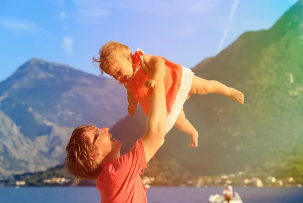 Папа и ребенок играют на летних каникулах — стоковое фото