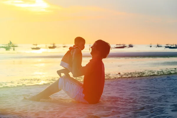 Père et petite fille au coucher du soleil — Photo