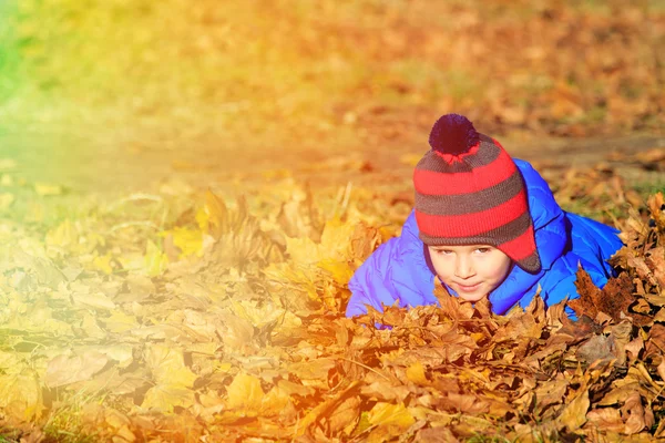 Anak kecil bermain di musim gugur — Stok Foto