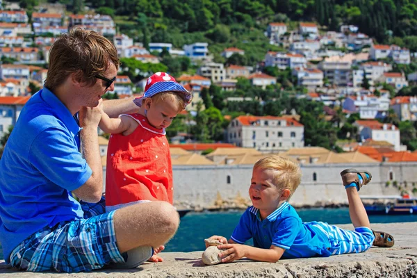 Padre e hijos de vacaciones en Europa — Foto de Stock