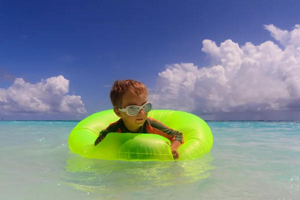 Küçük çocuk tropikal plaj Yüzme — Stok fotoğraf