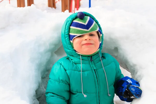 Szórakozás a téli hó kisfiú — Stock Fotó