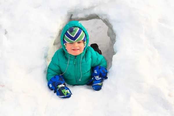 Μικρό αγόρι τη διασκέδαση στο χιόνι του χειμώνα — Φωτογραφία Αρχείου