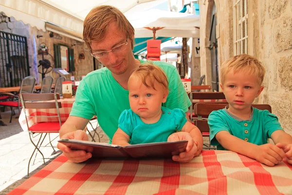 Padre con niños en la cafetería de la ciudad en el día de verano — Foto de Stock