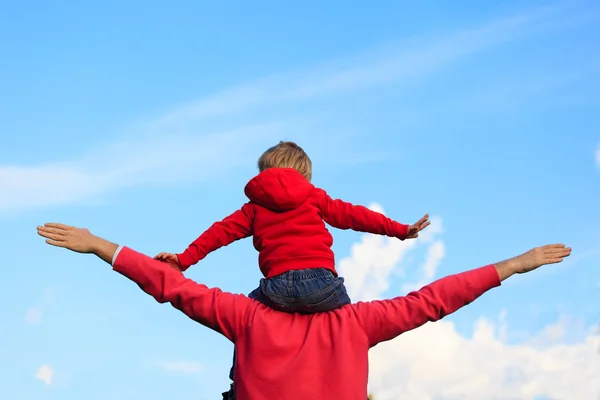 Pai e filho brincam no céu — Fotografia de Stock