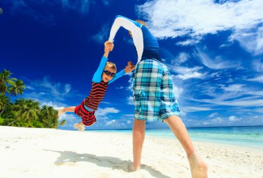 Baba ve oğul yaz sahilde eğleniyor