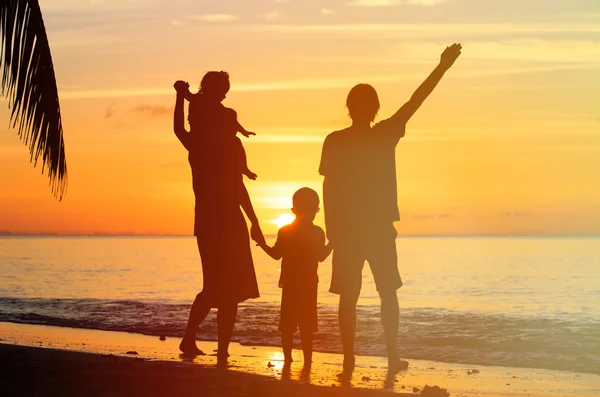 Gelukkig gezin met twee kinderen plezier bij zonsondergang — Stockfoto