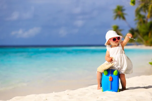 Carino bambina viaggiare sulla spiaggia estiva — Foto Stock