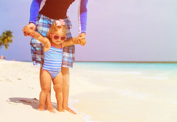 Padre tenendo carina figlioletta sulla spiaggia — Foto Stock