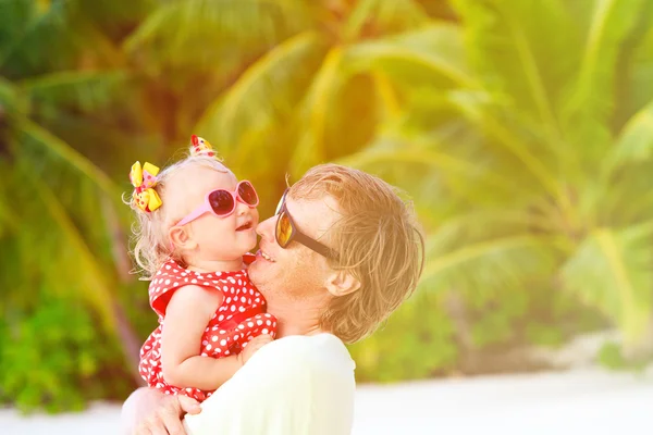 Buon padre e carina figlioletta in spiaggia — Foto Stock