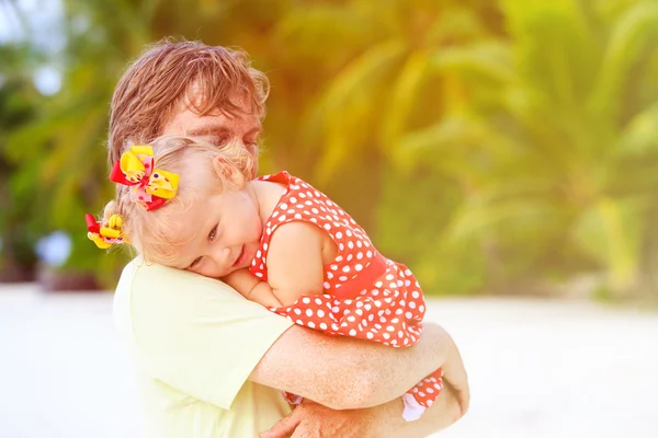 Padre feliz y linda hija en la playa — Foto de Stock