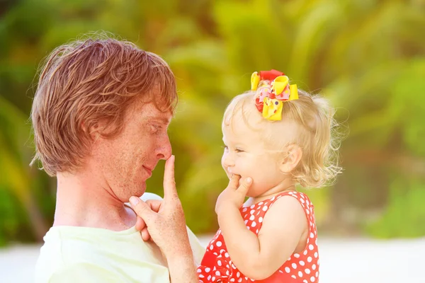 Feliz padre y linda hija pequeña jugar en la playa — Foto de Stock