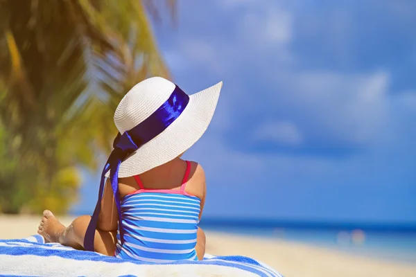 Yaz plaj üzerinde büyük şapkalı küçük kız — Stok fotoğraf