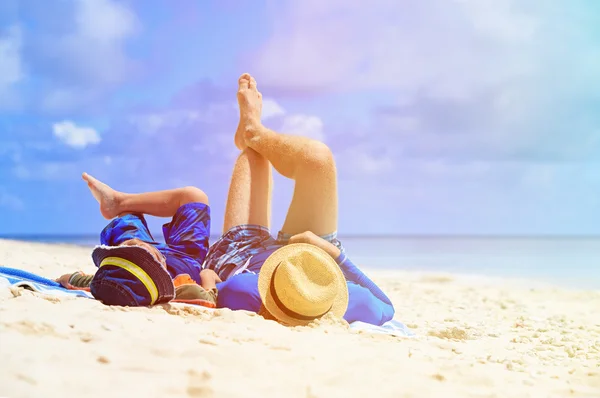 Padre e figlio divertimento in spiaggia — Foto Stock