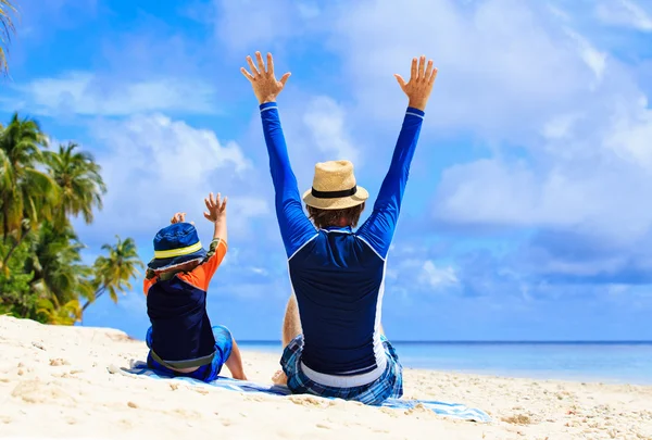 Gelukkig vader en zoon op het strand — Stockfoto