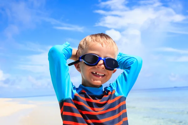 Happy boy v plavecké brýle na pláži — Stock fotografie