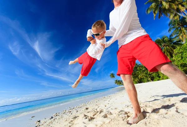 Отец и сын веселятся на летнем пляже — стоковое фото