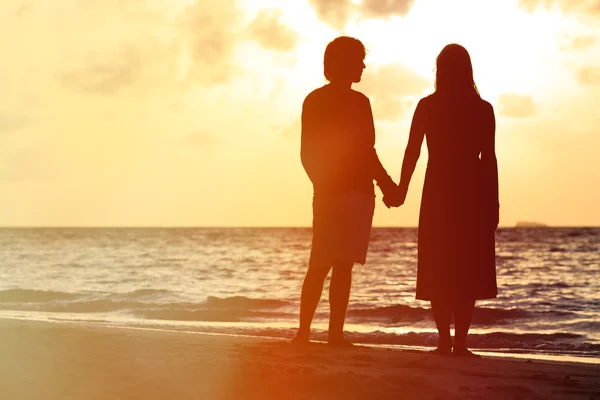 Romantisches Paar am Strand bei Sonnenuntergang — Stockfoto