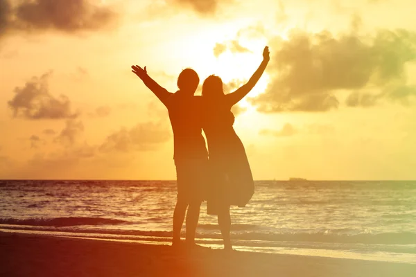 Pasangan romantis bahagia di pantai saat matahari terbenam — Stok Foto