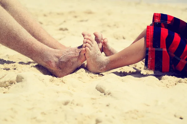 Vater und Sohn Füße am Sommerstrand — Stockfoto