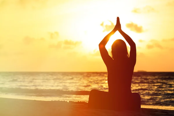 Méditation femme sur la plage — Photo