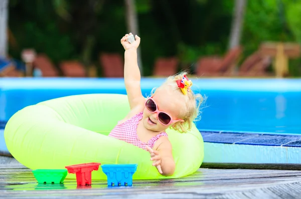 Roztomilá dívka hraje v bazénu na pláži — Stock fotografie