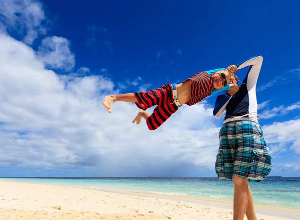 Padre e figlio che giocano sulla spiaggia estiva — Foto Stock