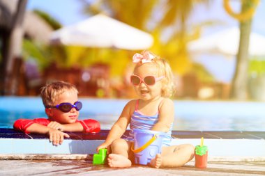 plajda yüzme havuzunda oynayan çocuklar