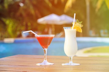 Tropik sahilde iki kokteyller