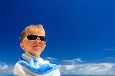 mutlu küçük çocuk gülmek plaj havlusu içinde sarılmış