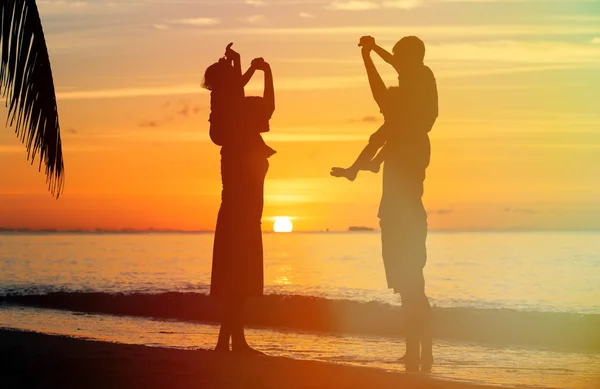 Boldog család, két gyerek szórakozik a naplemente — Stock Fotó