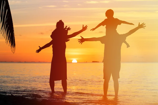 Gün batımında eğleniyor iki çocuklu mutlu aile — Stok fotoğraf