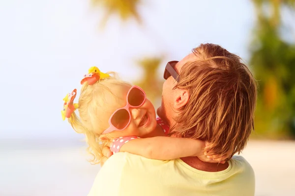 Padre y linda hija pequeña en la playa — Foto de Stock