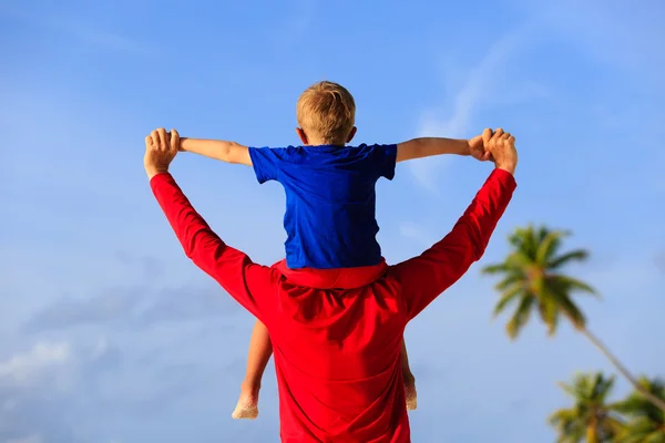 Feliz padre e hijo pequeño jugar en el cielo —  Fotos de Stock