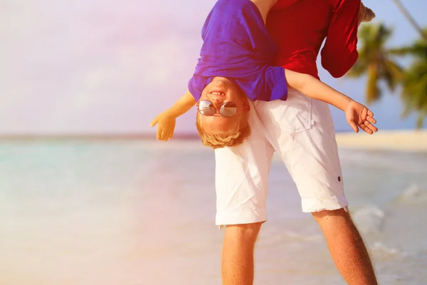 Padre e figlio che giocano sulla spiaggia estiva — Foto Stock