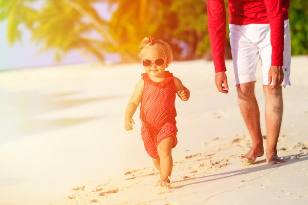 Otec a malou dceru na letní beach — Stock fotografie