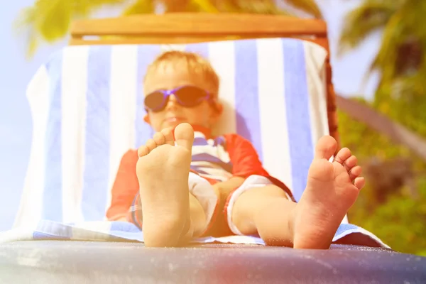 Nohy dítěte uvolněné a těší letní Beach — Stock fotografie