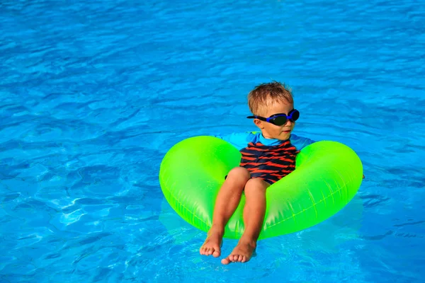 Petit garçon s'amuser dans la piscine — Photo