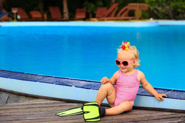 Cute girl with flippers in swimming pool at the beach — Stock Photo, Image