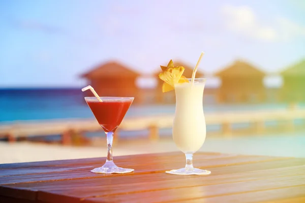 Два коктейлі на тропічному пляжі — стокове фото
