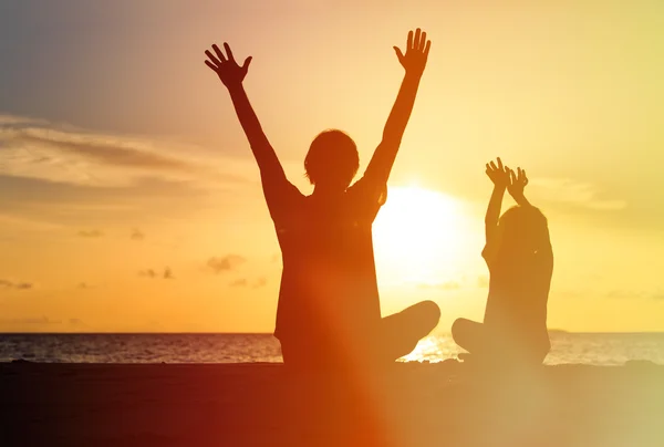 Silhouette of happy father and son at sunset — Stock Photo, Image