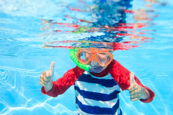 Lindo niño nadando bajo el agua — Foto de Stock