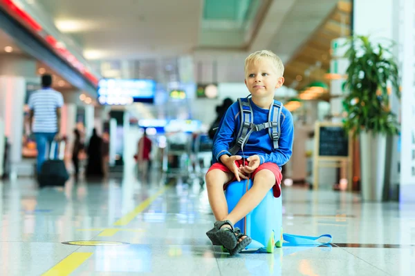 Söt liten pojke väntar på flygplatsen — Stockfoto