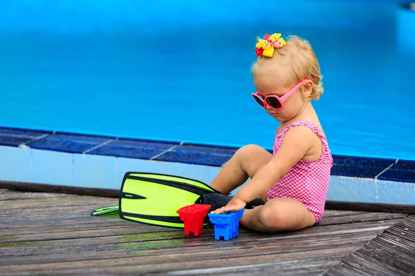 Roztomilá dívka s ploutvemi v bazénu na pláži — Stock fotografie