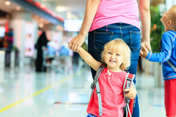 Mère et deux enfants marchant dans l'aéroport — Photo