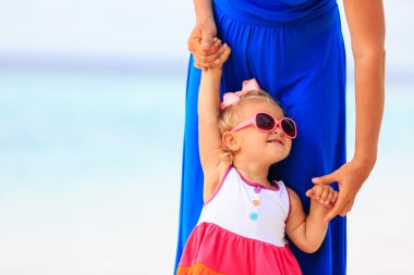 Anne ve sevimli küçük kız sahilde